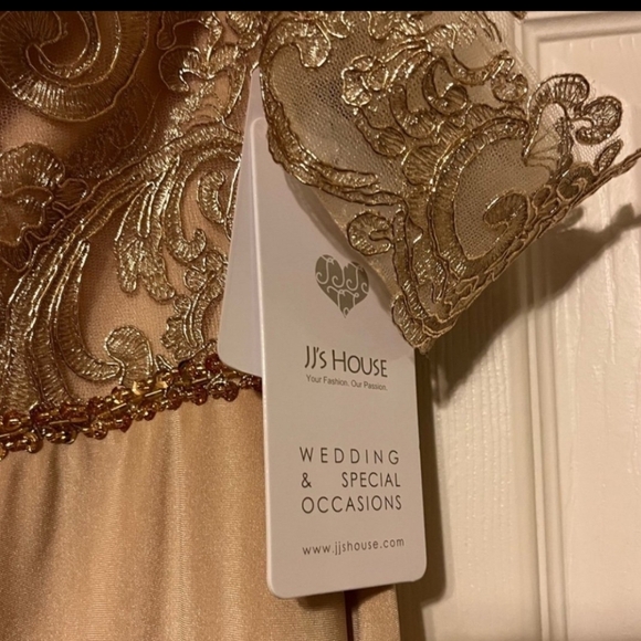 Elegant Black and Gold Off-Shoulder Dress - Picture 5 of 7